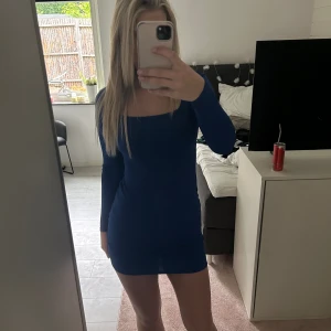 Blå klänning - Säljer denna skitsnygga klänningen från Boohoo i storlek Xs. Har tyvärr blivit för liten för mig. Ber om ursäkt om bilderna är lite mörka. Skriv privat för frågor 💕