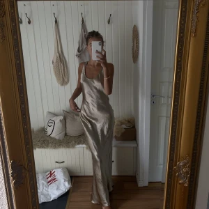 Balklänning - Säljer min avslutningklänning som jag ÄLSKAR! Den är så fin och formar kroppen jättefint. Den är från asos och köpt för 800kr men säljer den nu för 550kr eftersom det finns lite sltningar(sista bilden). Dock syns de knappt eftersom de smälter in😊