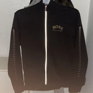 Hugo boss kofta Unisex - Tjena! Köpte en Hugo boss kofta men vill sälja den. Jag köpte den för 3 veckor sedan och den ser ut som en ny inga konstigheter.