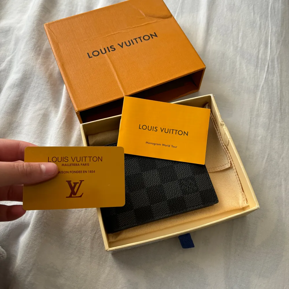 En LOUIS VUITTON Plånbok, har använd 1 gång, säljer på grund av att jag har en anan och därför behöver jag inte denna, det är bara paketet som är lite förstört anars är inget skadat . Väskor.