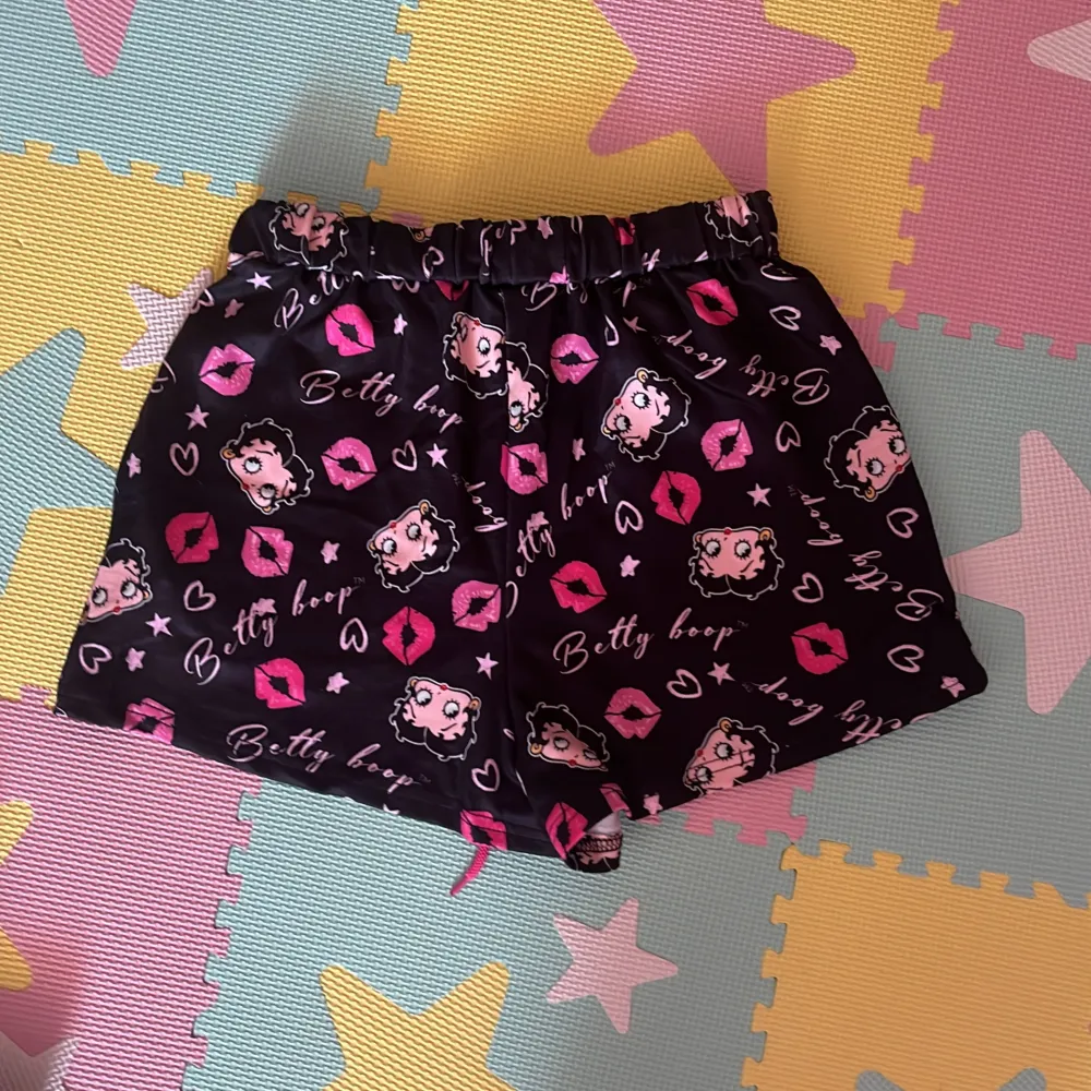 fina och helt oanvända betty bop pajamas byxor. Det är storlek xs och bandet i midjan är stretchigt och kan passa de som har storlek S i byxor. Köp är på och skriv om du har frågor!. Jeans & Byxor.