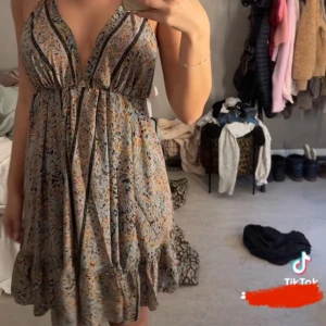 Sommarklänning - Säljer denna superfina klänning från Spanien i 100% silke. Man knyter i nacken och i ryggen och den är justerbar under brösten