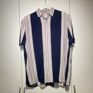 Topman Blå/Beige randig skjorta - Hej, säljer en kortärmad skjorta från Topman i randigt mönster. Storlek M. Nypris 500kr. Fint skick utan skador. Passar perfekt för sommaren. Pris kan diskuteras. Hör av dig vid intresse! 