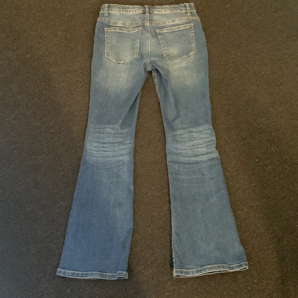 Bootcut jeans från LMTD. Använda cirka 10 gånger. Storlek xs-s men skulle säga att de passar mer som xs. Säljer då de är för långa för mig och jag är 153cm.. Jeans & Byxor.