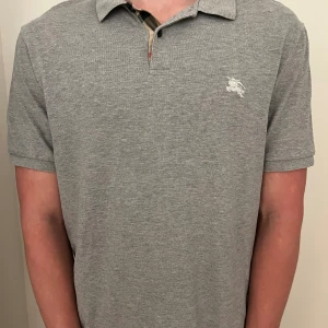 Burberry - Säljer denna burberry piké i bra skick. (8/10)