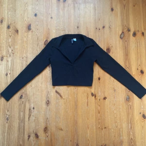 Svart croptop - Storlek: S Skick: Sällan använt skick