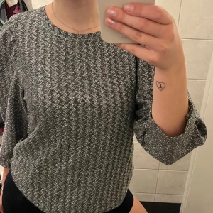 festtopp  - trekvartsärmad med ballongärmar och glittrar så fint!! endast testad! nypris 699