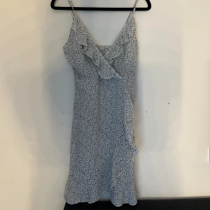 Klänning - Från Shein, använd 1 gång så den är i fint skick 