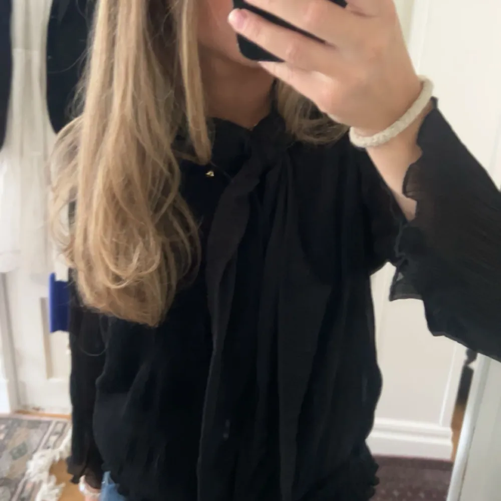 säljer denna blus från ganni, som man kan knyta lite som man vill (går även att ta bort). Köptes för 2000kr❤️ pris går att diskutera. Puserot.