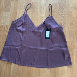 Satin linne OANVÄND  - Lila satin linne från Lager 157, helt oanvänd med lappen fortfarande kvar 💜