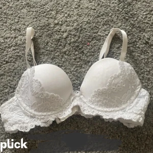 Gullig bh 💓 -  Säljer vidare denna bh från Cubus då den inte passar mig!!! Inga slitningar, jättefin  💗💗💗💗