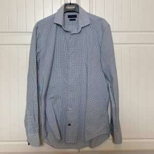Tommy Hilfiger Skjorta - Prickig skjorta i vit/blå. Bra skick! Modellen är slim fit 