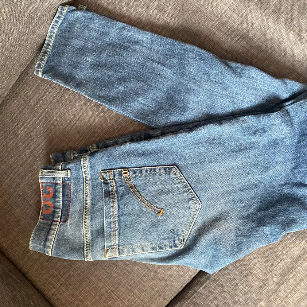 Tja säljer dessa tvärfeta dondup jeansen i modellen George för endast 1000kr ligger på 3500kr i nypris dom är i storlek 29 hör av dig vid minsta fundering mvh William!. Jeans & Byxor.