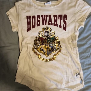 Hogwarts t-shirt - Säljer denna t-shirten med hogwarts motiv. Den är i storlek 146-152 från H&M barnavdelning. Kontakta vid frågor eller liknande. Inga hål eller fläckar. 💕 Kan tänka mig att sänka pris vid snabb affär. 🫶 (Den är krämvit) 