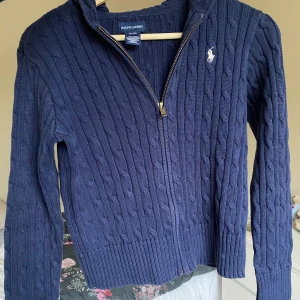 Stickad Ralph lauren kofta - Storlek xl i barnstorlekar men skulle säga att den motsavarar XS är öppen för prisförslag 