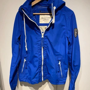 Abecrombi and fitch jacka  - Hej, säljer min jacka då den är för liten för mig. Storlek M och kostar 600kr. Vid frågor eller funderingar hör gärna av dig.