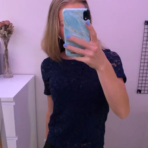 Spetsig blus - Jätte gullig blus i blommig spets💗 köpt second hand så det står inte var den är i från men passar mig som brukar ha xs💞💞 kan tänka mig att gå ner i pris vid snabb affär