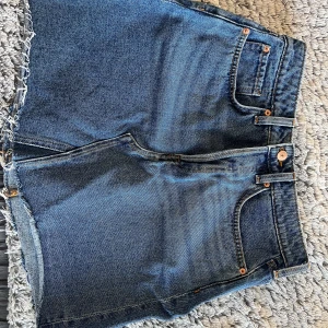 Jeanskjol - Oanvänd. Storlek 40 - passar även 38. Köparen står för ev frakt. 
