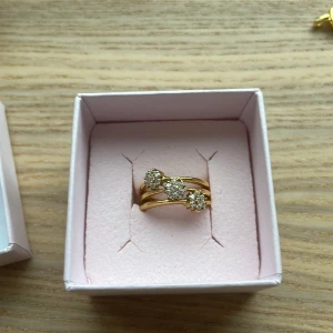 Guldring  - Jag säljer denna guld ring då den inte kommer till andvändning! Har inte andvänds något alls då den var lite för liten. Köpte för 190 kr. 