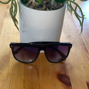 Identiska Solglasögon - Ray Ban Boyfriend  - De här glasögonen är identiska med Ray Ban Boyfriend och ser nästan exakt likadan ut. De ligger på ett lågt pris nu och kommer förmodligen höjas lite senare så passa på nu och köp dom här fina solglasögonen inför sommarn. Har fått in 9st så skynda!!