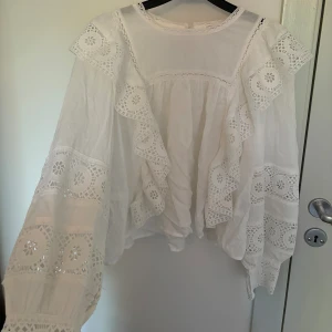 Långärmad blus - Säljer en superfin vit blus från Loavies. Använd men i gott skick!