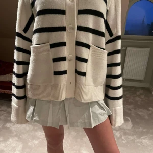 Cargokjol - Säljer denna svin coola perfekta färgen av vit cargokjol då jag inte får tillräckligt mycket användning av den. Så snygg coh passar till allt och kan användas nu i sommar eller stylat i vinter. Inga defekter då jag bara använt den en gång (nyskick)