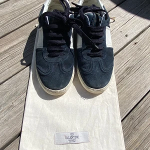 Valentino Flycrew - Jag säljer mina valentino Flycrew i färgen navy blue |Storlek 36,5 men passar 37,5. nypris 8000kr| skick 7,5/10 endast en nit saknas. (Endast dustbag ingår) pris kan diskuteras,kan gå med på byte.hör av er vid frågor✅ 