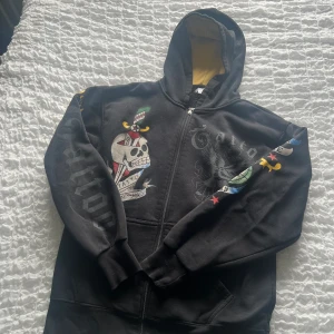 Ed hardy kofta - Vet ej om den är äkta, köpt här på plick och de påstod att den var det! Men lappen finns tyvärr inte kvar :) men annars i jättefint skick (tvättas såklart innan jag skickar det), priset kan diskuteras