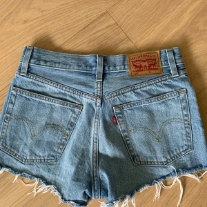 Lågmidjade Levi’s shorts  - Lågmidjade shorts från Levi’s. Köpta på Plick men aldrig använda då de tyvärr är lite för små, men de är otroligt fina och i jättebra skick. Passar xs-s då de är W24, midjemåttet rakt över är ungefär 35-36 cm.