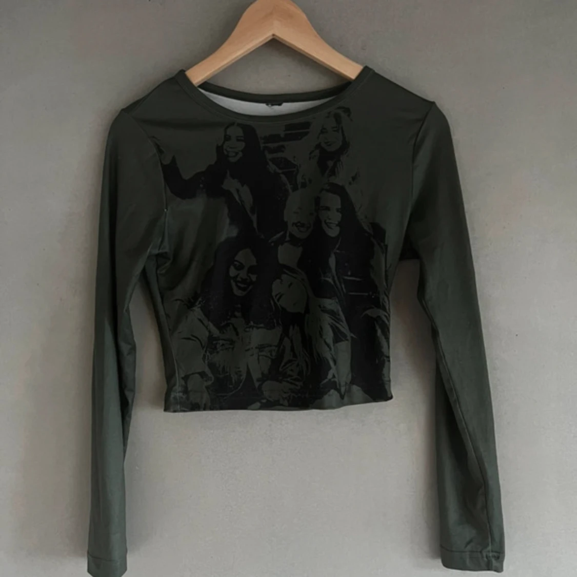 Grön långarmad med snyggt motiv 