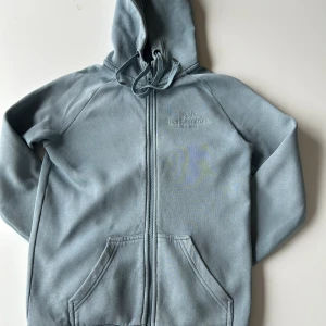 Zip hoodie - Jätte fin zip hoodie från peak performance som är använd ett fåtal gånger!😍❤️ den är i väldigt bra skick💗ny pris är 1200. Vid snabbt köp går pris att diskutera