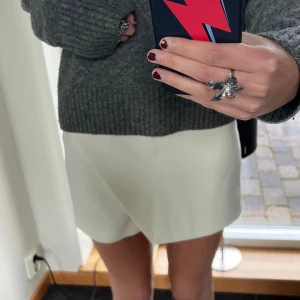 Shorts/kjol från zara - Säljer dessa fina ”kostym” shortsen som ser ut som en kjol framifrån, helt oanvända❣️Sitter en liten dragkedja på sidan. 