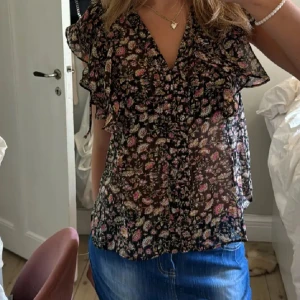 Mango blus  - Helt oanvänd blus från mango med prislappen kvar. Pris kan diskuteras så tveka inte på att ge förslag 🩷