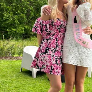 Sommarklänning - Jättesöt sommarklänning ifrån ginatricot. Använd 2 gånger. Jättefint skick!!