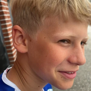 En gämnårig vän till mig  - Hon är helt ok på fotboll men ganska ass på allt annat i livet speciellt brawl stars 