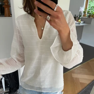 Blus - Säljer denna sommarbild ifrån Vila. Blusen är i fint skick.