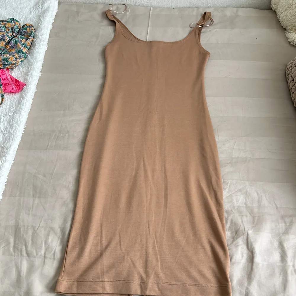 Summer 2017 bodycon midi klänning från Zara. Klänningen har en liten slit på baksidan. Klänningens färg är en blandning av orange och brunt. Perfekt klänning inför sommaren! . Klänningar.