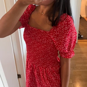 Rödvit blommig klänning  - Nyskick 🌟 Aldrig använd! Passar även strl. 34/XS