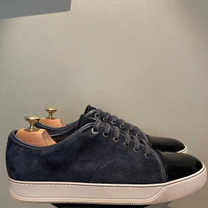 Lanvin skor  - Hej! Säljer nu dessa sjukt eftertraktade lanvin skor. Skorna är i toppskick 9.5/10.(liten defekt ) Med skorna medföljer box och dustbag