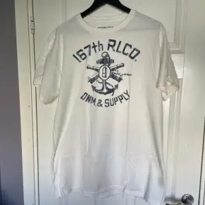Riktigt snygg Ralph Lauren T-shirt med tryck som är perfekt nu till sommaren. Väldigt bra skick och  Storleken är L. 