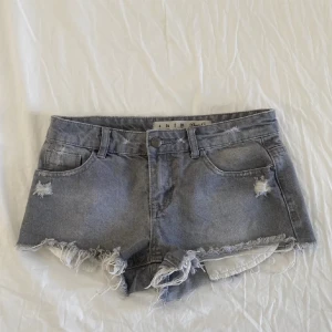 Gråa jeansshorts - Super snygga gråa jeans shorts me slitningar❤️ Storlek 34, midjemått 37 rakt över❤️köpta på plick men tyvärr för små, lånade bilder❤️skriv privat för fler bilder!!