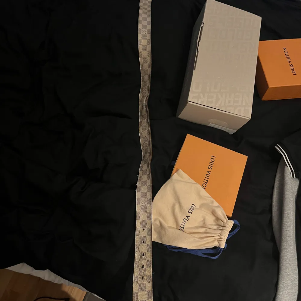 Tja. Säljer nu mitt väldigt använda Louis vuitton bältet som jag haft ett bra tag. Har dustbag och replacement LV box. Pluggen som man spänner bältet är utbytt (man får med orginal pluggen) vid frågor och funderingar är de bara att höra av sig🤝🏻🙌🏻. Accessoarer.