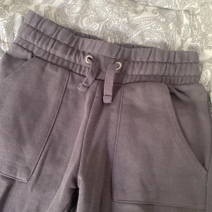 Gråa mjukisbyxor  - Säljer dessa supersköna mjukisbyxor från lager 157, har använts några gånger! Kom privat om ni har mer frågor💘