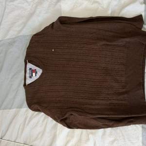 Säljer brun Tommy Hilfiger stickad tröja med mönster. Jätteskönt material och knappt använt, pris går att diskutera vi snabb affär. Storlek M men passar lika bra som S