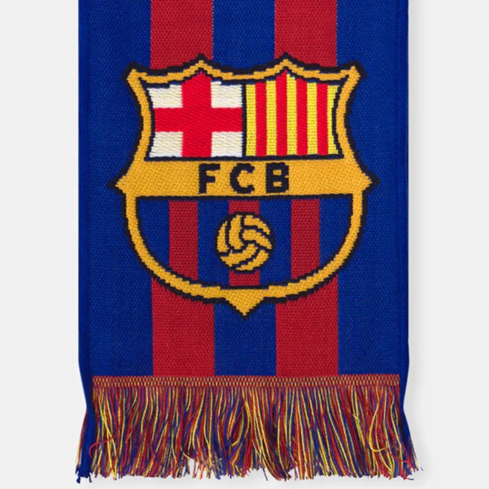 FC Barcelona halsduk köpt från FC Barcelona shoppen! Halsduken är inte använd då den endast har hängt på väggen.. Övrigt.