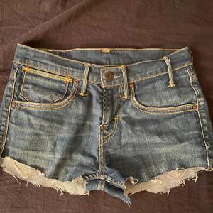Lågmidjade jeans shorts från Levis  Kom privat för bild på  
