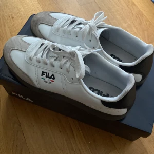 Fila skor - Fila skor årsmodell 2024 storlek 42. Endast använda två gånger. 