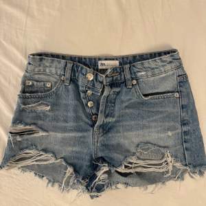 jättefina jeansshorts ifrån zara storlek 34 endast använda ett par gånger💕annvänd gärna köp nu