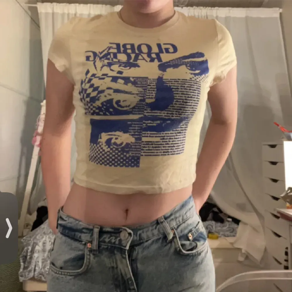 En beige croptop med tryck. Aldrig använd.. T-shirts.