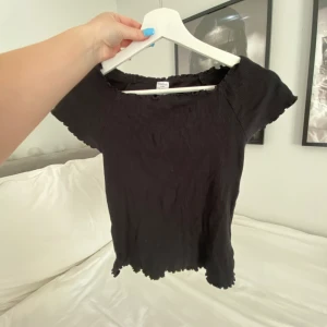 Lindex t-shirt!! - säljer denna jätte fina t-shirten från lindex det är inga tecken på användning säljer för att den är för liten❤️ säljer för 50kr strl: 158-164